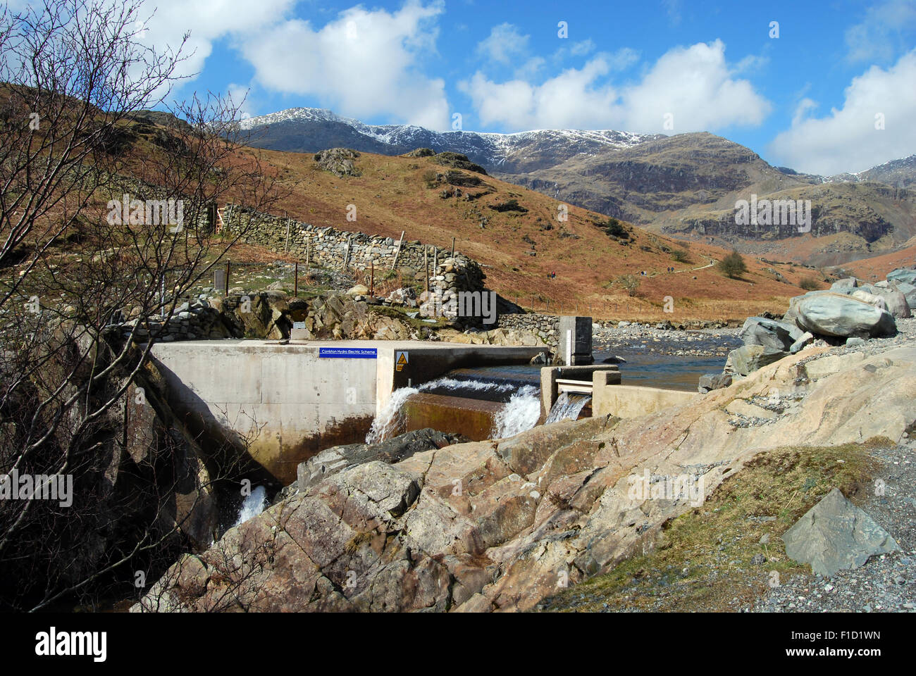Berglandschaft mit Wasserkraftdamm und malerischem See im englischen Seengebiet, Coniston Wasserkraftprojekt Stockfoto