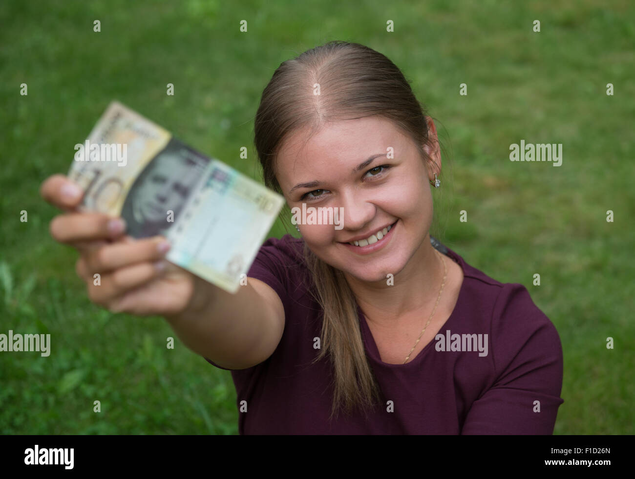 Junge glücklich, blonde Frau mit Schweizer-Franken-Note Stockfoto