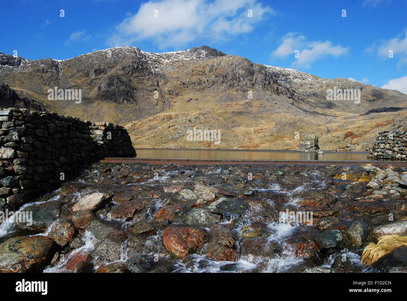 Berglandschaft mit Wasserkraftdamm und malerischem See im englischen Seengebiet, Coniston Wasserkraftprojekt Stockfoto