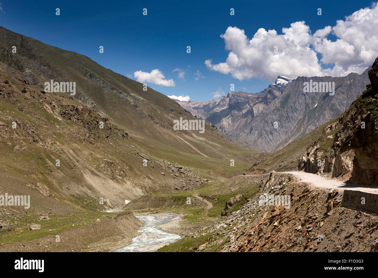 Indien, Jammu & Kaschmir, Srinagar zu Leh Highway, Solozugmaschine auf abgelegenen Straße in Dras-Tal Stockfoto