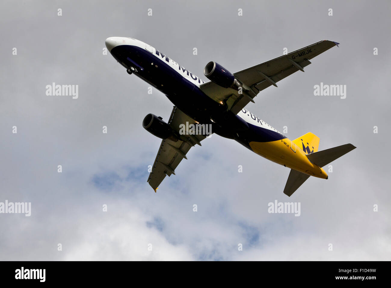 Airbus A320-200-Flugzeug im Besitz von Monarch Airlines am Flughafen Leeds Bradford. Stockfoto