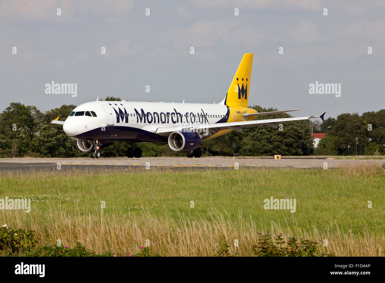 Airbus A320-200-Flugzeug im Besitz von Monarch am Flughafen Leeds Bradford. Stockfoto