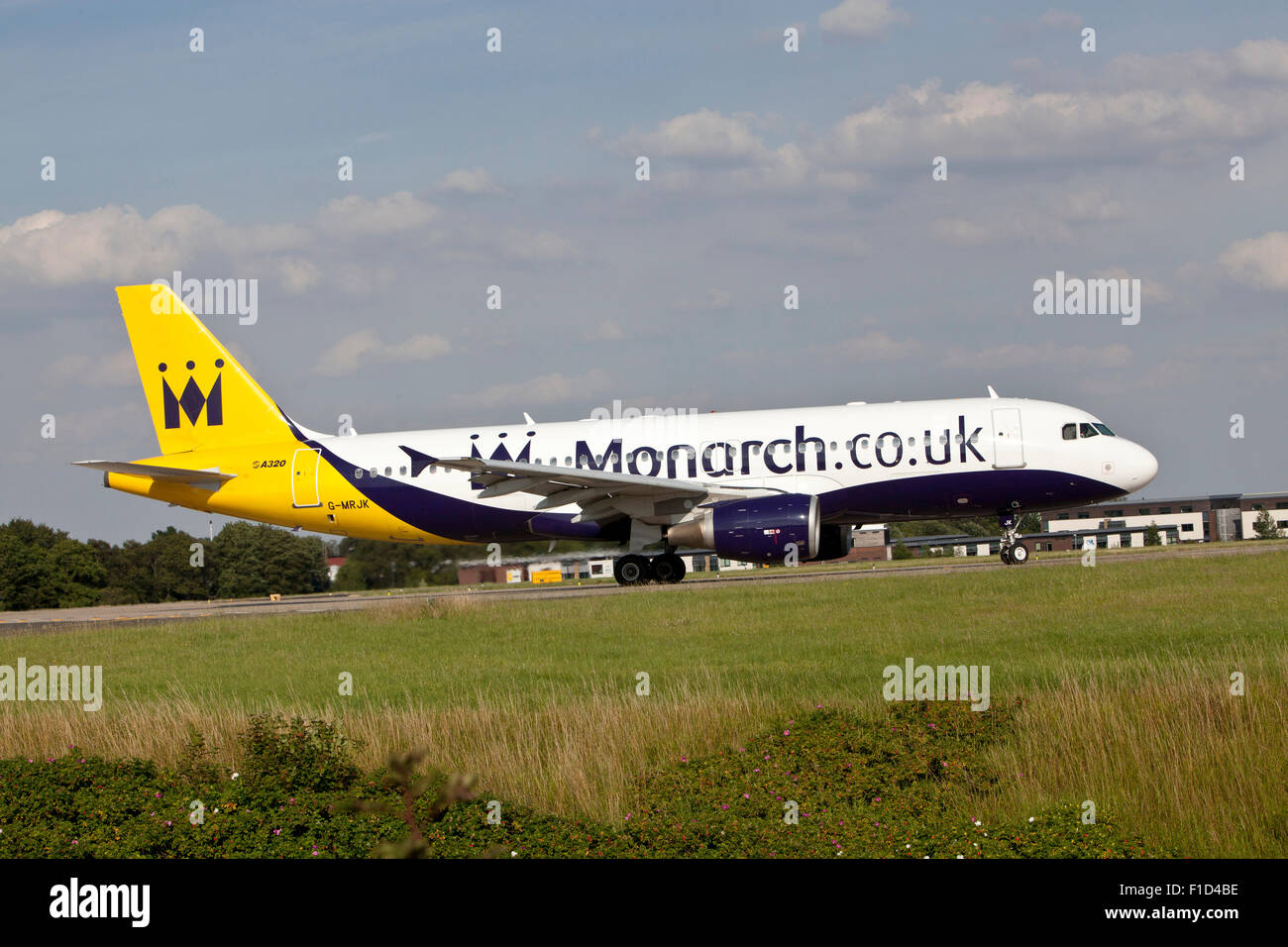 Airbus A320-200-Flugzeug im Besitz von Monarch am Flughafen Leeds Bradford. Stockfoto