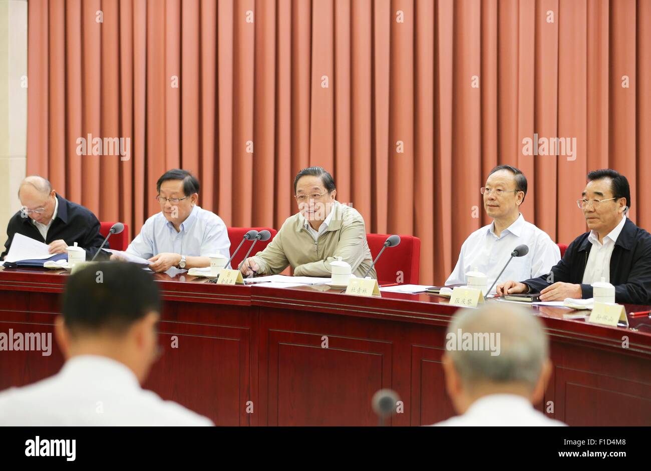 Peking, China. 1. Sep, 2015. Yu Zhengsheng (C hinten), Vorsitzender des Nationalkomitees der politischen Konsultativkonferenz des chinesischen Volkes, führt den Vorsitz in einem zweiwöchentlichen Beratungsgespräch, Ratschläge und Anregungen zur Förderung der Entwicklung der wirtschaftlichen Zusammenarbeit Randzonen, in Peking, Hauptstadt von China, 1. September 2015 zu erbitten. © Ding Lin/Xinhua/Alamy Live-Nachrichten Stockfoto