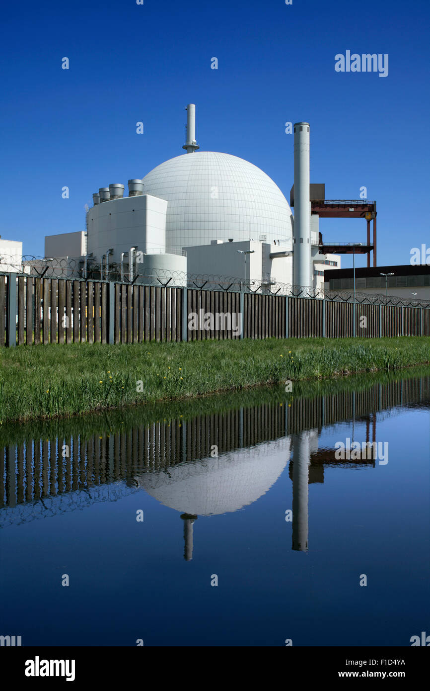 Brokdorf Atomkraftwerk, Schleswig-Holstein, Deutschland. Die weiße Kuppel enthält eine unter Druck Wasser Reaktor (PWR). Stockfoto