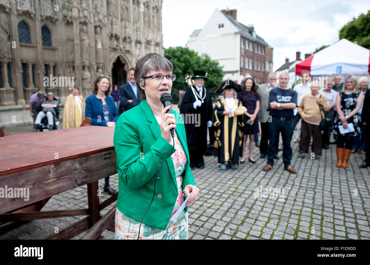 Exeter, Devon, UK. 1. September 2015. Molly Scott Cato Europaabgeordnete für die Süd-West sprechen während der Exeter Pfund Start an der Exeter Kathedrale am 1. September 2015 in Exeter, England, UK Credit: Clive Chilvers/Alamy Live News Stockfoto