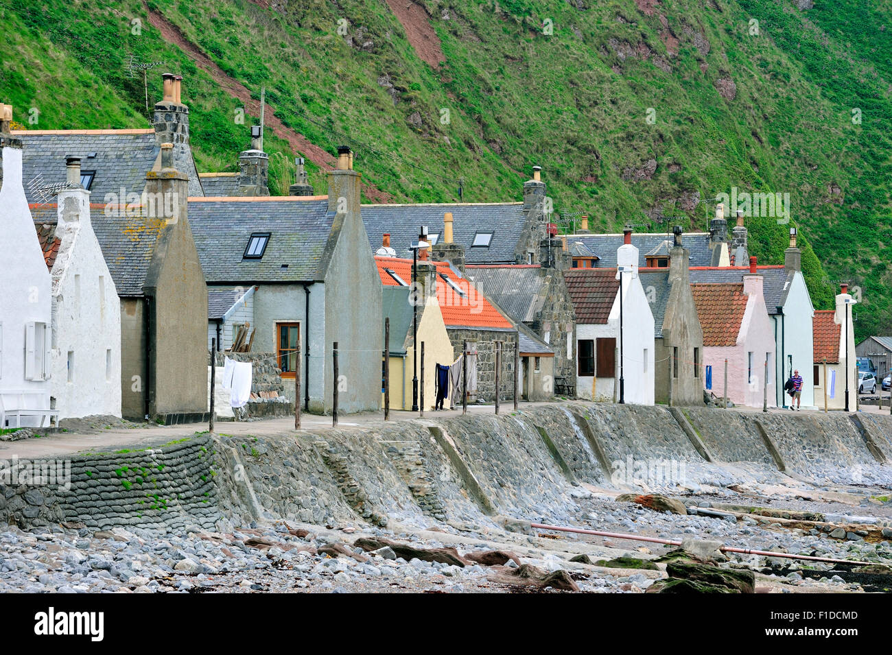 Crovie, einem kleinen Dorf auf einem schmalen Sims entlang des Meeres, bestehend aus einer einzigen Häuserzeile in Aberdeenshire, Schottland, Vereinigtes Königreich Stockfoto