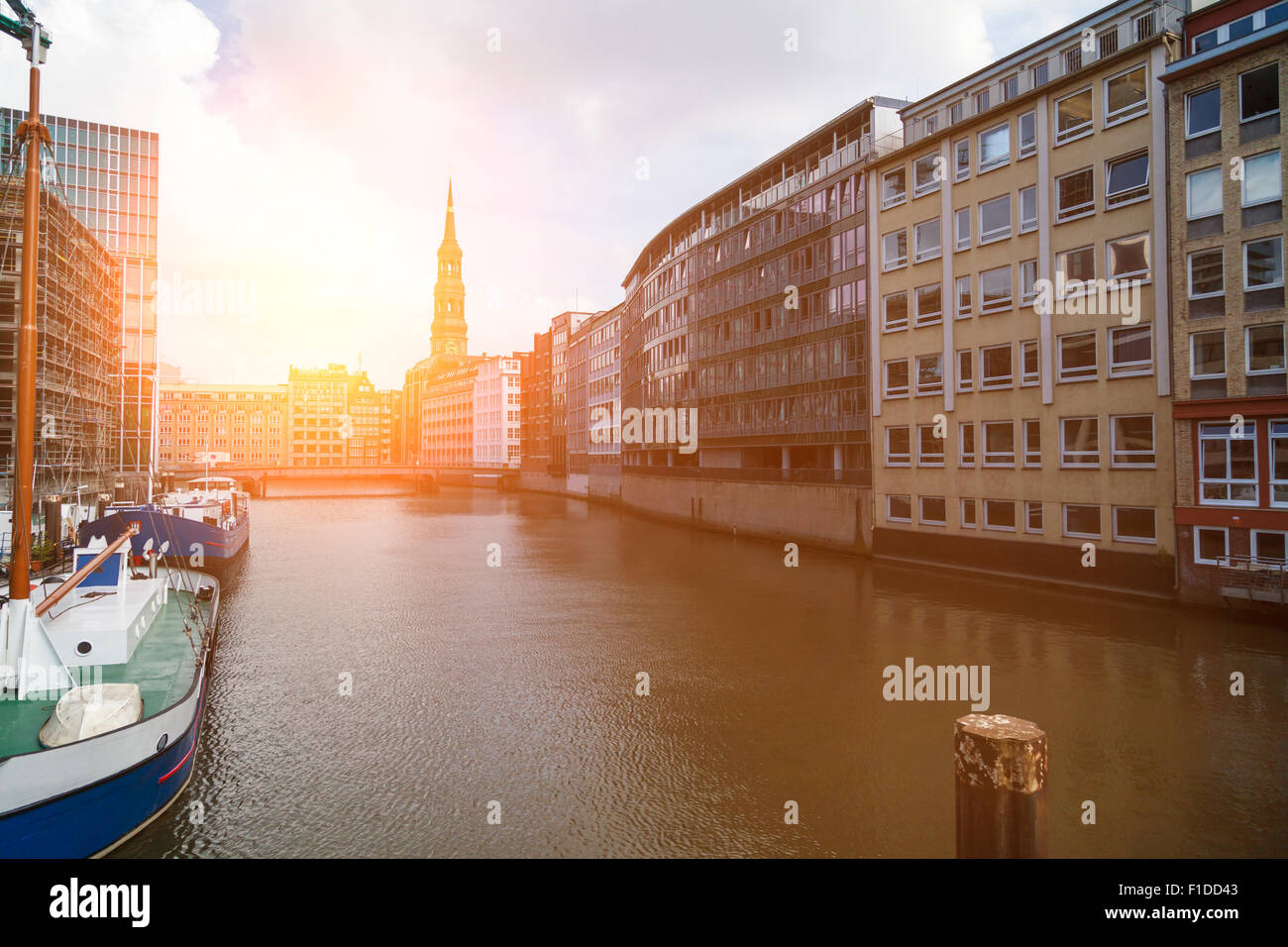 Nikolaifleet in Hamburg mit Sonnenlicht Stockfoto