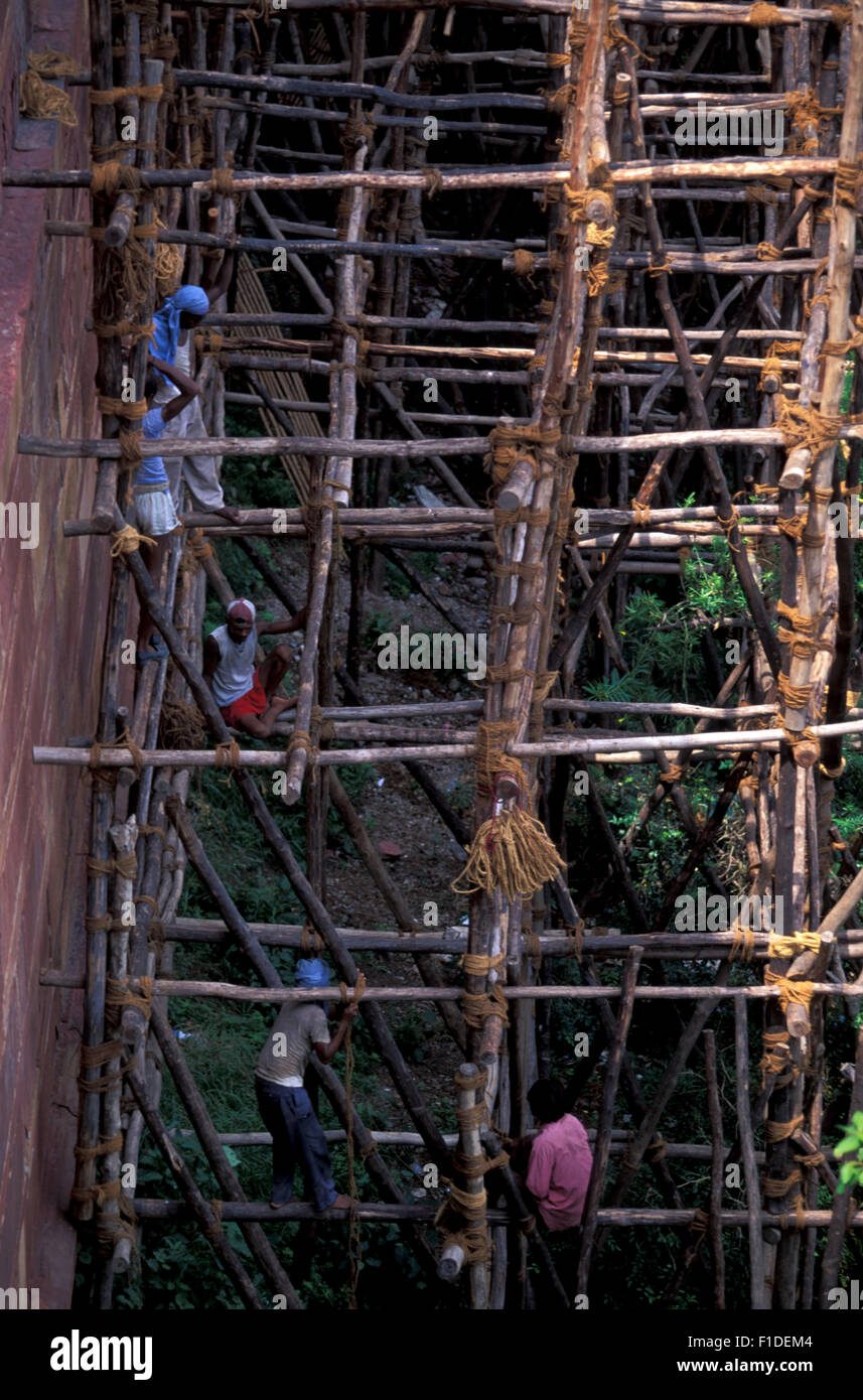 Indische Arbeiter im Gerüst Rahmen aus Bambusrohr & in Agra Fort, Uttar Pradesh, Indien Stockfoto