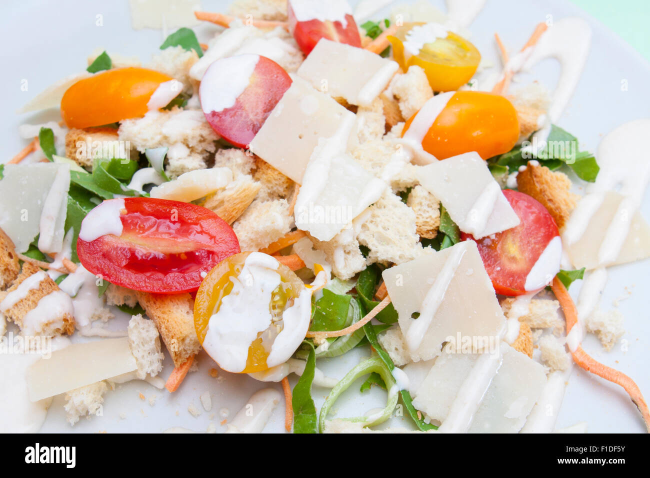 vegetarische Caesarsalat auf weißen Teller Stockfoto