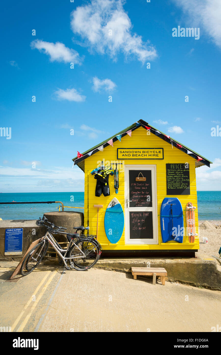 Sandown Fahrrad und Strand mieten Shop am Strand von Sandown Isle Of Wight UK im Sommer Stockfoto