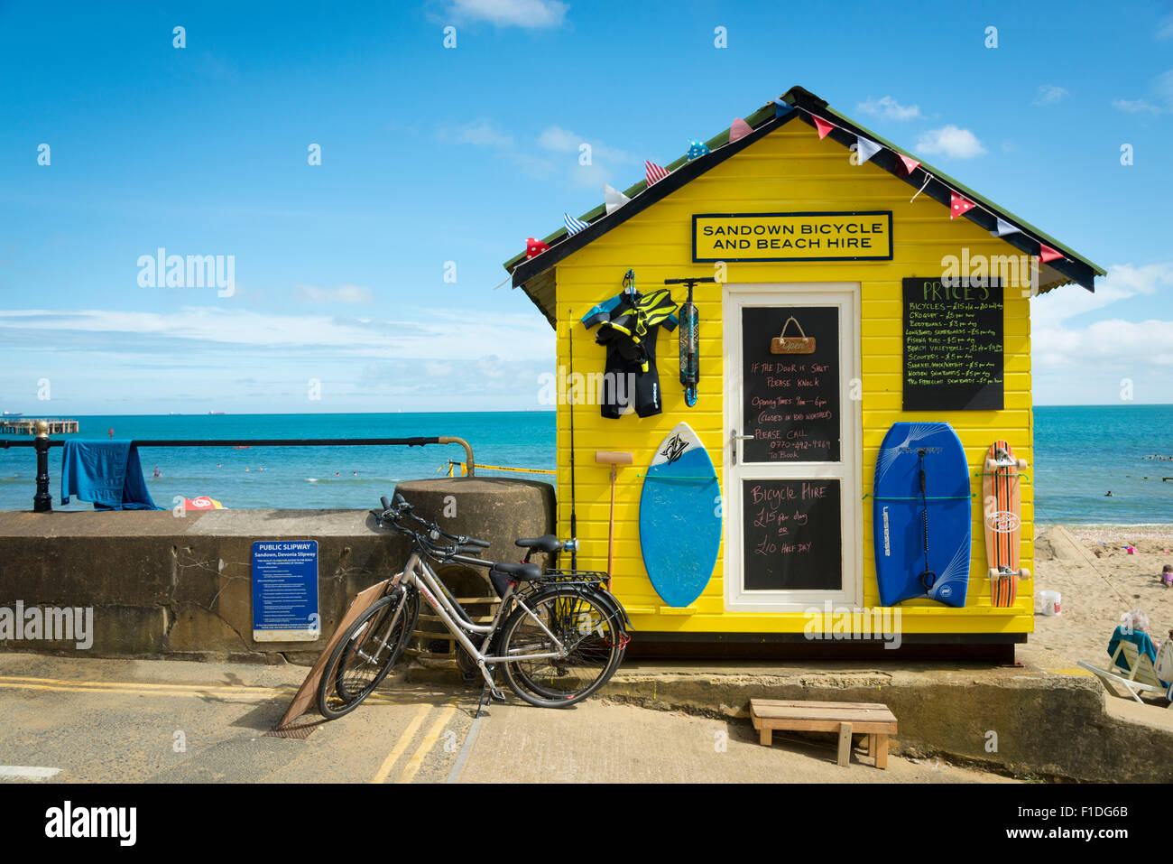 Sandown Fahrrad und Strand mieten Shop am Strand von Sandown Isle Of Wight UK im Sommer Stockfoto