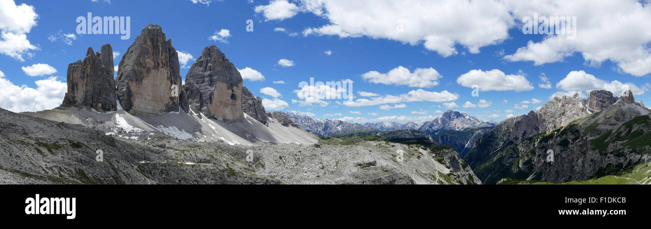 Panoramablick auf den Tre Cime di Lavaredo Dolomiten Italien Stockfoto