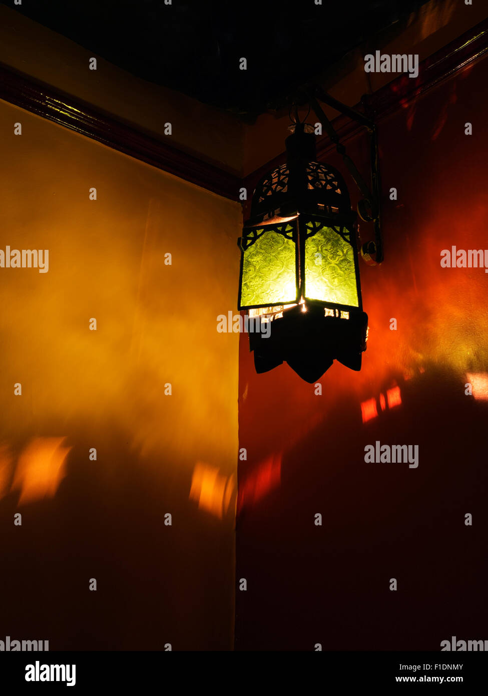 Nahöstliche oder nordafrikanischen Lampe wirft interessante Schatten auf die Wand Stockfoto