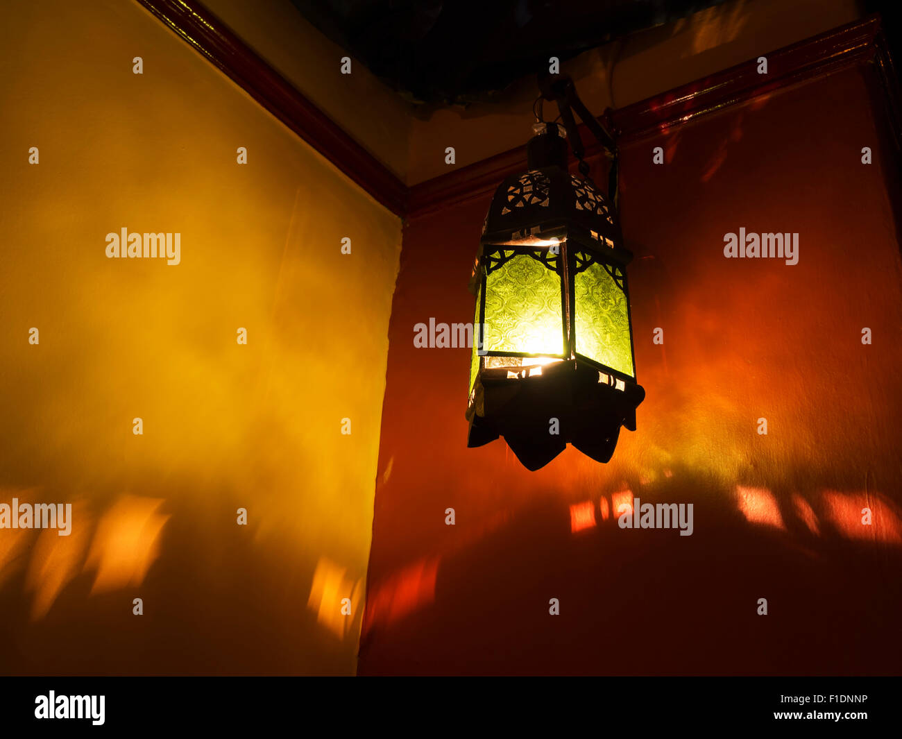 Reich verzierte nordafrikanischen oder nahöstlichen Stil Lampe wirft Schatten auf die Wand. Stockfoto