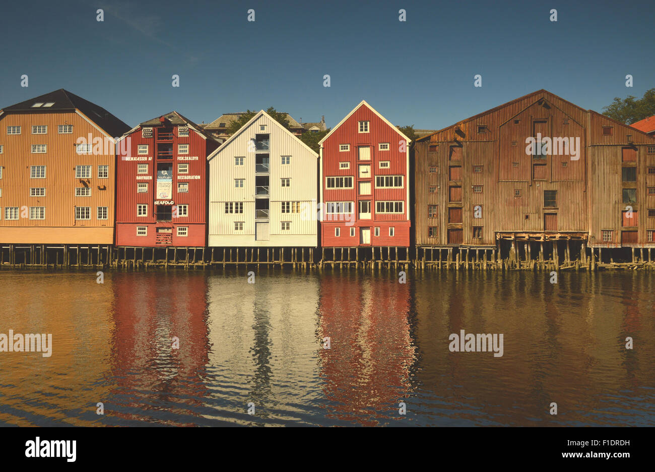 Bunte Lager- und Wharf-Gebäude mit Blick auf den Fluss Nidelven in Trondheim, Norwegen Stockfoto