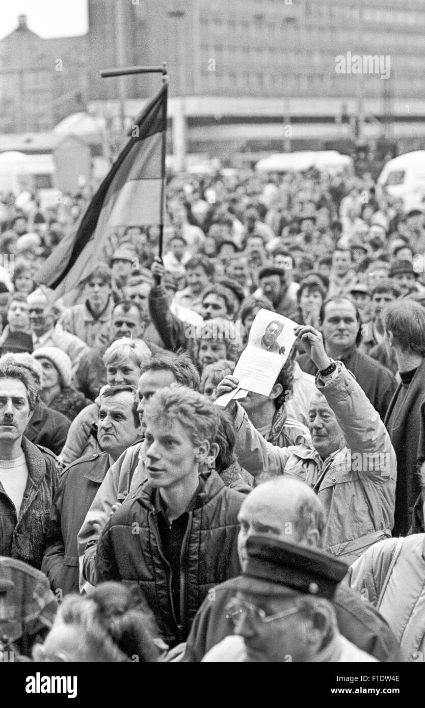 Wahlkampf in der ehemaligen DDR nach dem Mauerfall Rallye der DSU, Allianz für Deutschland, an der Karl-Marx-Platz, Stockfoto