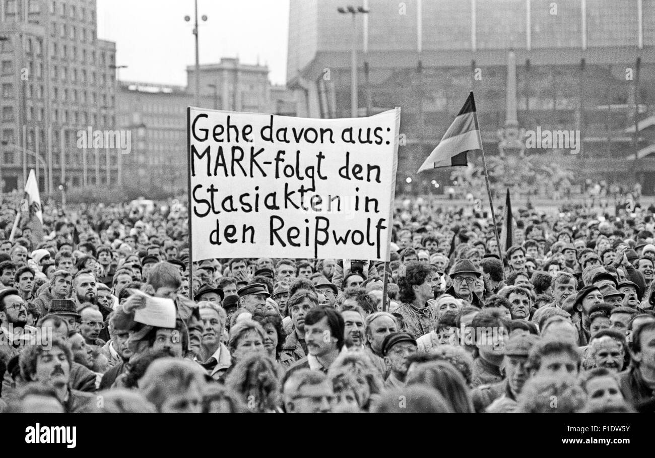 Wahlkampf in der ehemaligen DDR nach dem Mauerfall Rallye der DSU, Allianz für Deutschland, an der Karl-Marx-Platz, Stockfoto