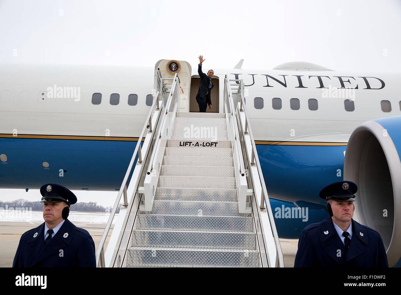US-Präsident Barack Obama Wellen wie He Boards Air Force One vor Abreise aus Waterloo Regional Airport 14. Januar 2015 in Waterloo, Iowa. Stockfoto