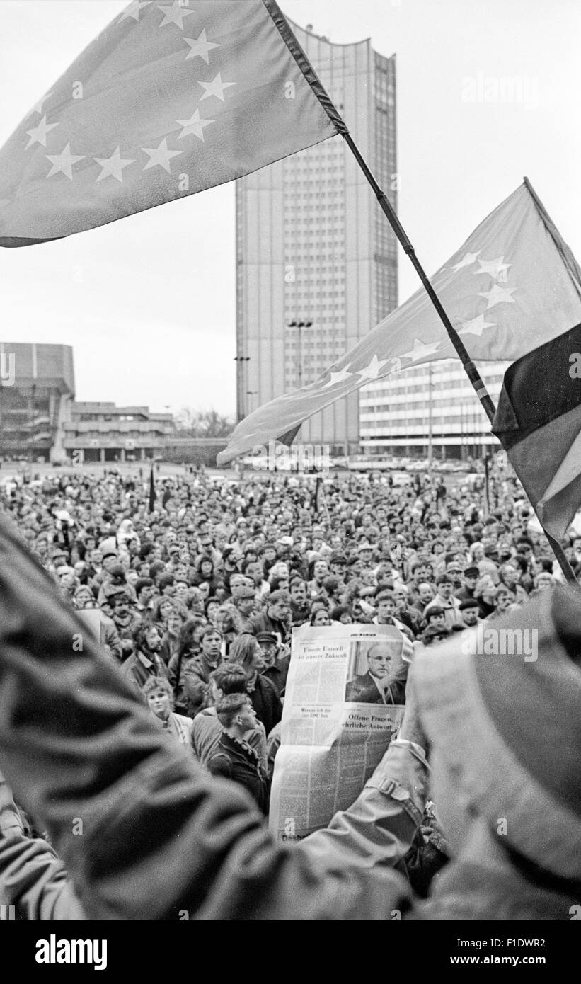 Wahlkampf in der ehemaligen DDR nach dem Mauerfall Rallye der DSU, Allianz für Deutschland, an der Karl-Marx-Platz, Stockfoto
