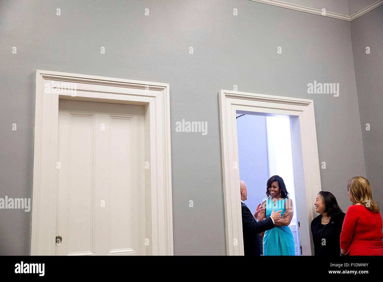 U.S. First Lady Michelle Obama spricht mit New Orleans Bürgermeister Mitch Landrieu, Chef des Stabes Tina Tchen und Cheryl Landrieu vor "Des Bürgermeisters Challenge zu Ende Veteran Obdachlosigkeit" Veranstaltung in der Gallier Hall 20. April 2015 in New Orleans, Louisiana. Stockfoto
