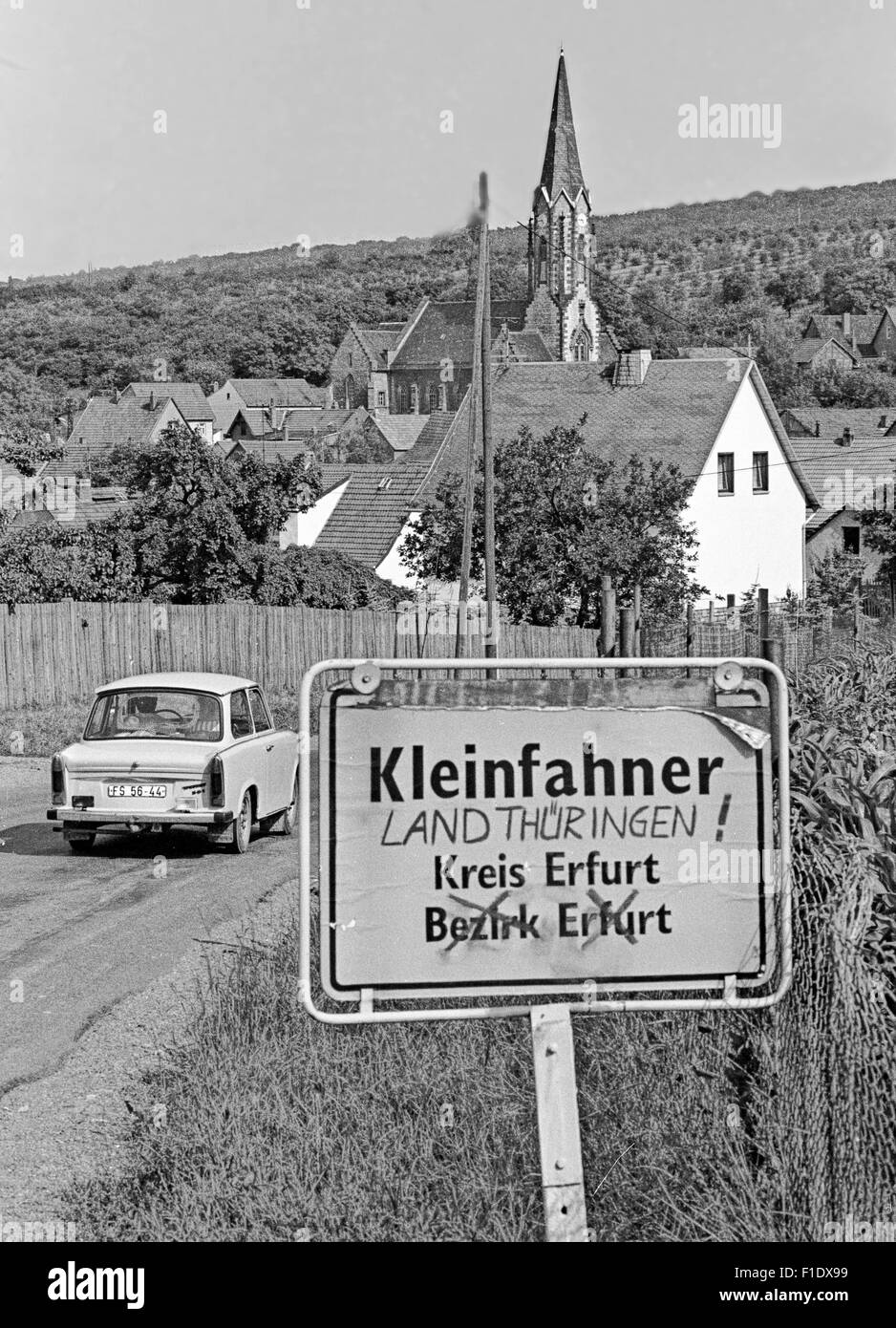 Schild begrüßt Besucher aus dem Westen in der DDR, nachdem die Mauer fiel, Stockfoto