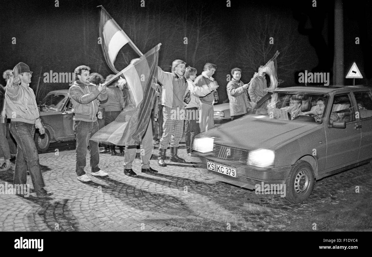 Erstes Weihnachten hinter der ehemaligen deutsch-deutschen Grenze fiel, 1989.  Westdeutschen besuchen DDR, Grüße an der Grenze Stockfoto
