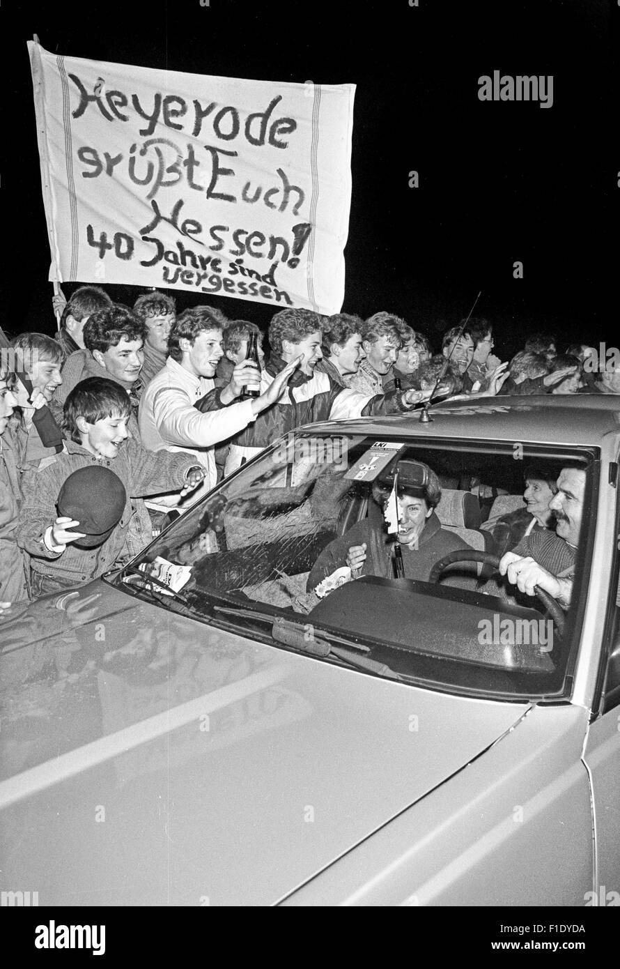 Erstes Weihnachten hinter der ehemaligen deutsch-deutschen Grenze fiel, 1989.  Westdeutschen besuchen DDR, Grüße an der Grenze Stockfoto