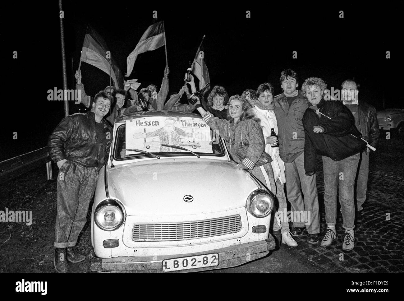 Erstes Weihnachten hinter der ehemaligen deutsch-deutschen Grenze fiel, 1989.  Westdeutschen besuchen DDR, Grüße an der Grenze Stockfoto
