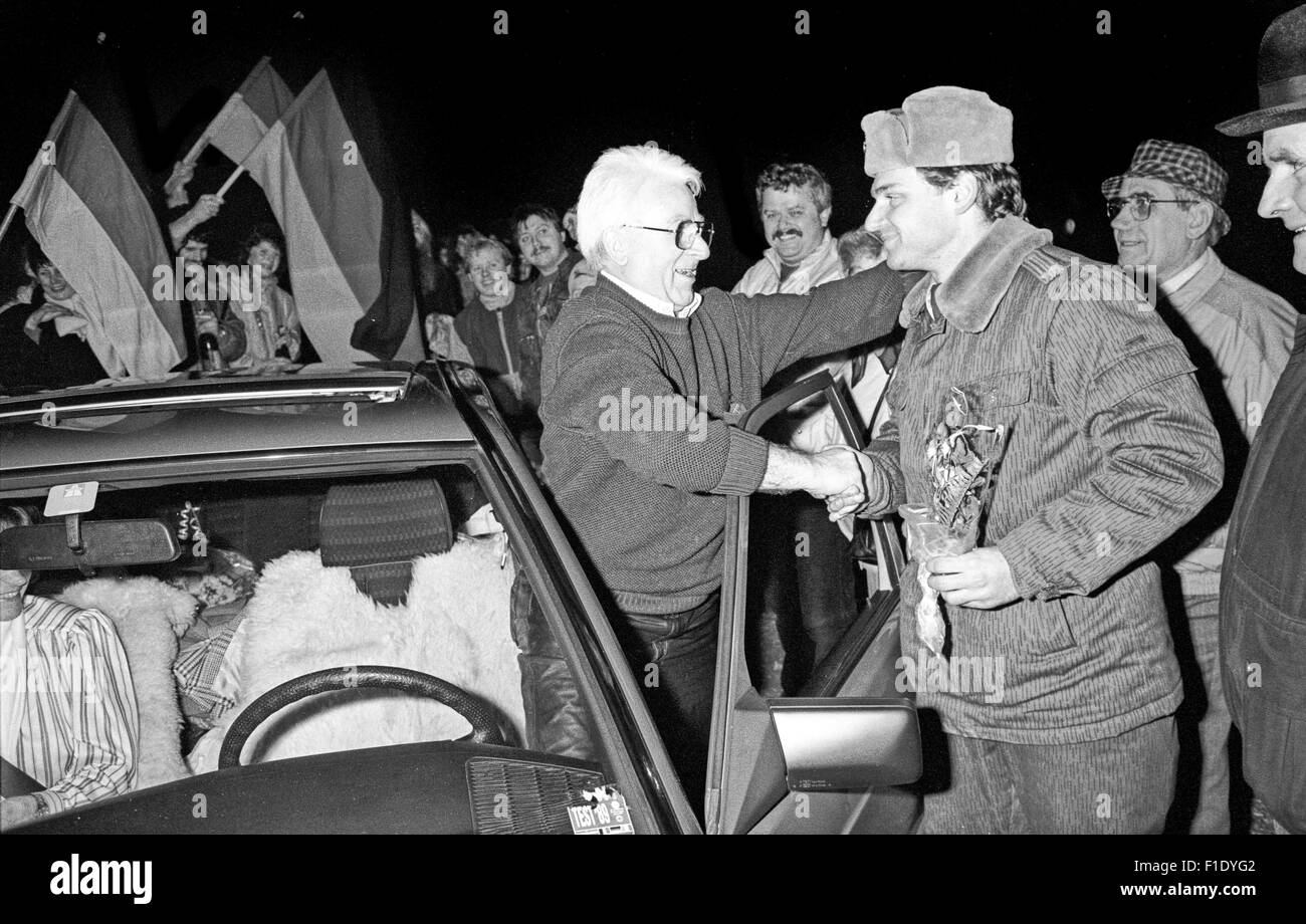 Erstes Weihnachten hinter der ehemaligen deutsch-deutschen Grenze fiel, 1989.  Westdeutschen besuchen DDR, Grüße an der Grenze Stockfoto