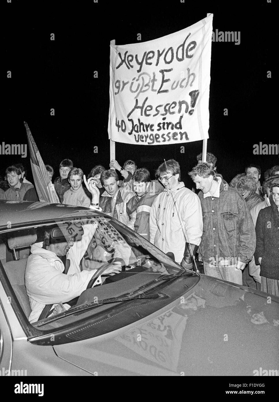 Erstes Weihnachten hinter der ehemaligen deutsch-deutschen Grenze fiel, 1989.  Westdeutschen besuchen DDR, Grüße an der Grenze Stockfoto