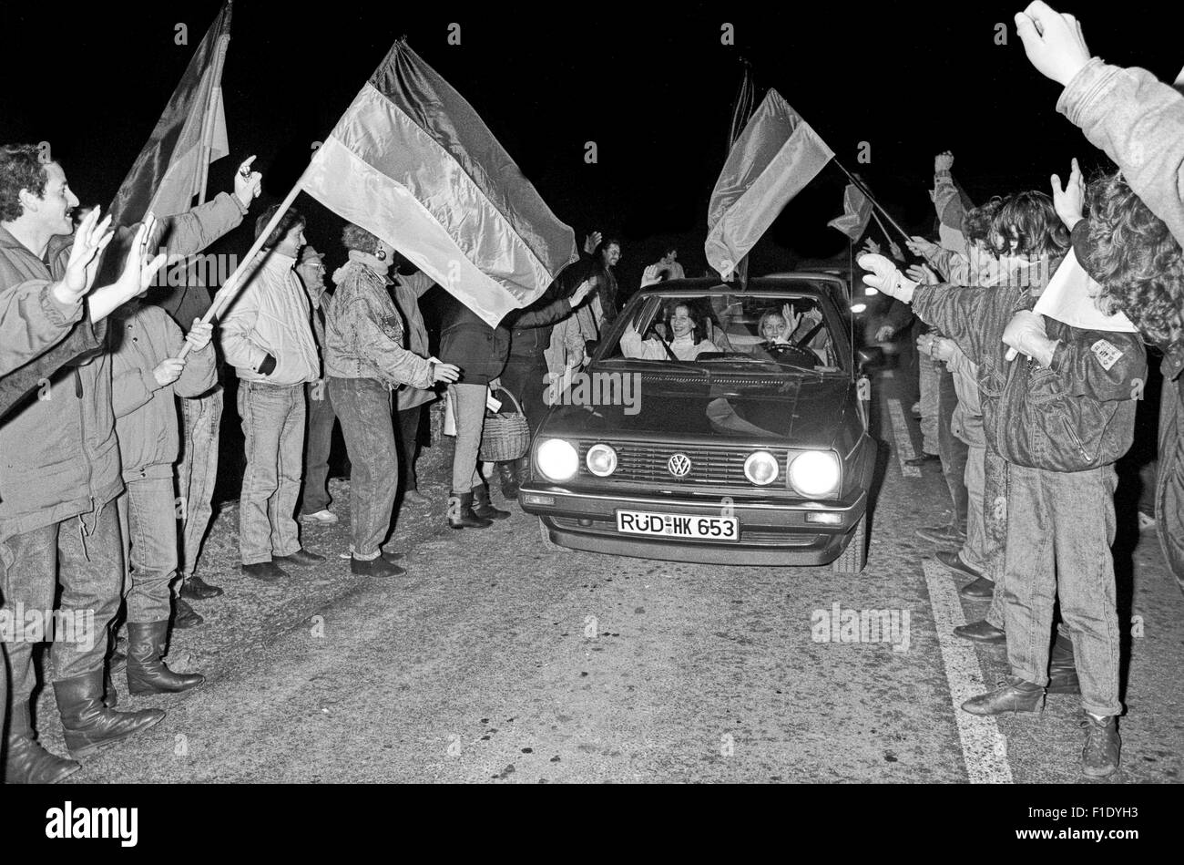 Erstes Weihnachten hinter der ehemaligen deutsch-deutschen Grenze fiel, 1989.  Westdeutschen besuchen DDR, Grüße an der Grenze Stockfoto