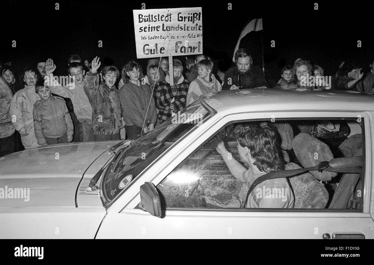 Erstes Weihnachten hinter der ehemaligen deutsch-deutschen Grenze fiel, 1989.  Westdeutschen besuchen DDR, Grüße an der Grenze Stockfoto
