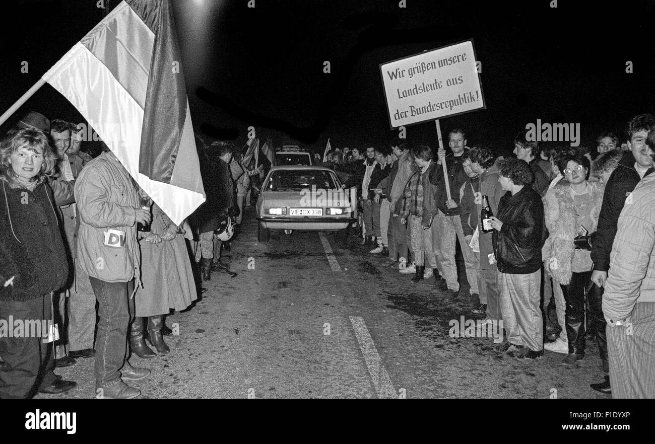 Erstes Weihnachten hinter der ehemaligen deutsch-deutschen Grenze fiel, 1989.  Westdeutschen besuchen DDR, Grüße an der Grenze Stockfoto