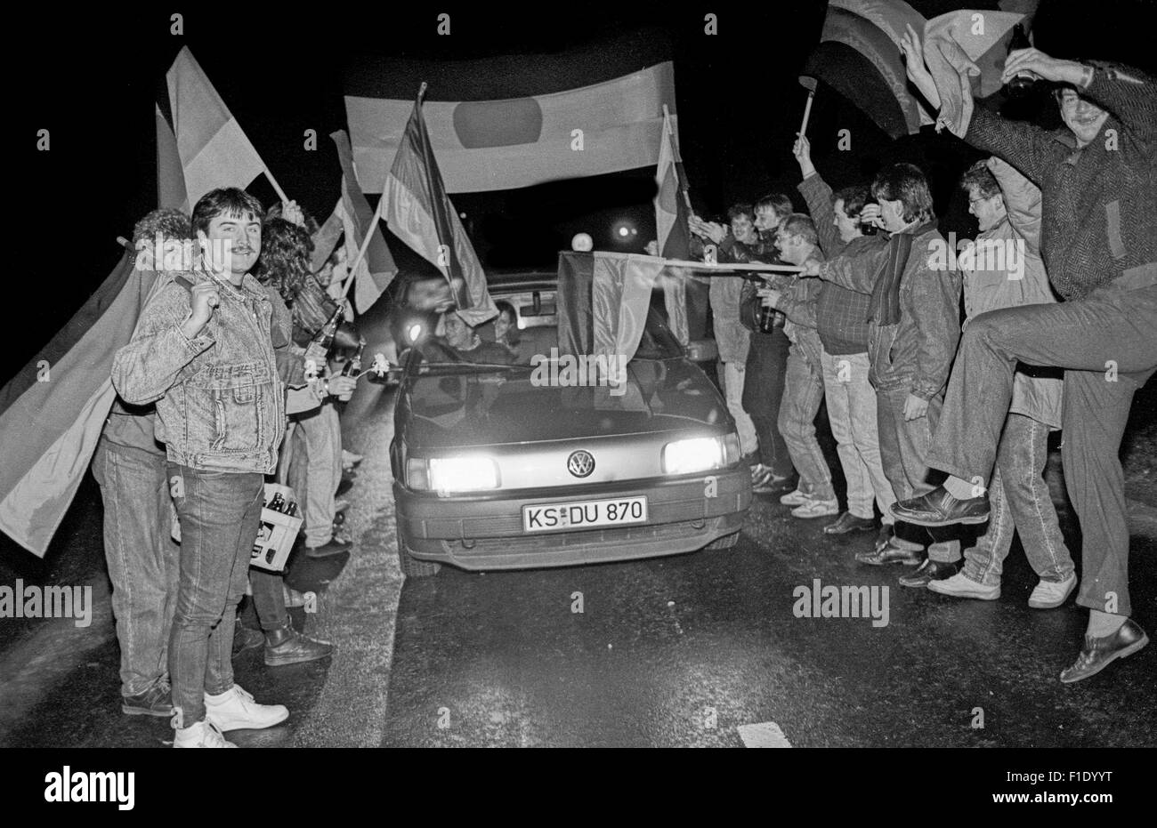Erstes Weihnachten hinter der ehemaligen deutsch-deutschen Grenze fiel, 1989.  Westdeutschen besuchen DDR, Grüße an der Grenze Stockfoto
