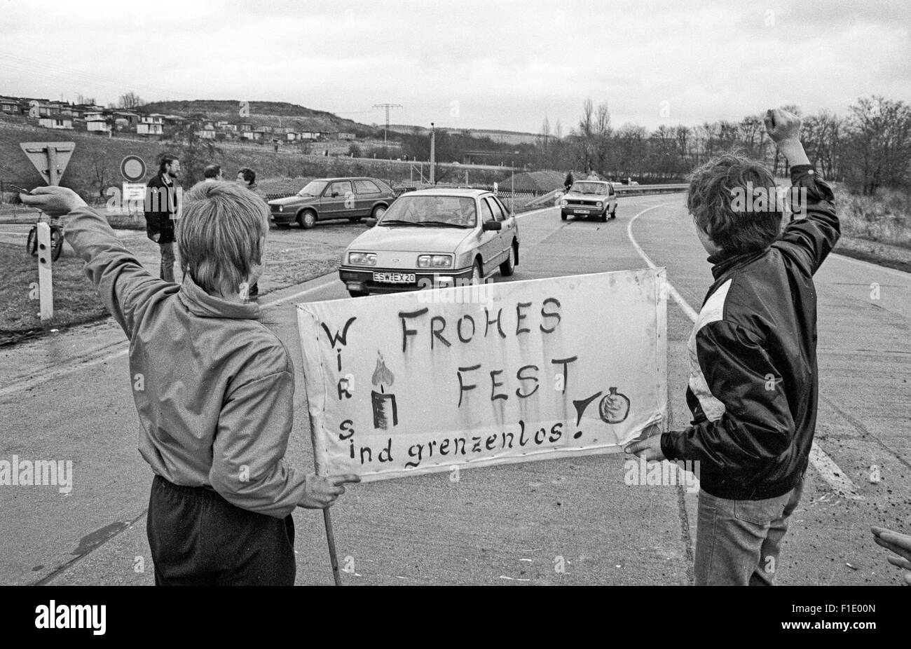 Erstes Weihnachten hinter der ehemaligen deutsch-deutschen Grenze fiel, 1989.  Westdeutschen besuchen DDR, Grüße an der Grenze Stockfoto