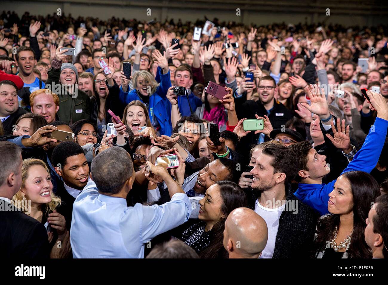 US-Präsident Barack Obama begrüßt Zuschauer, nachdem er Bemerkungen bei der Anschutz-Sport-Pavillon an der University of Kansas in Lawrence, Kansas 22. Januar 2015 liefert. Stockfoto