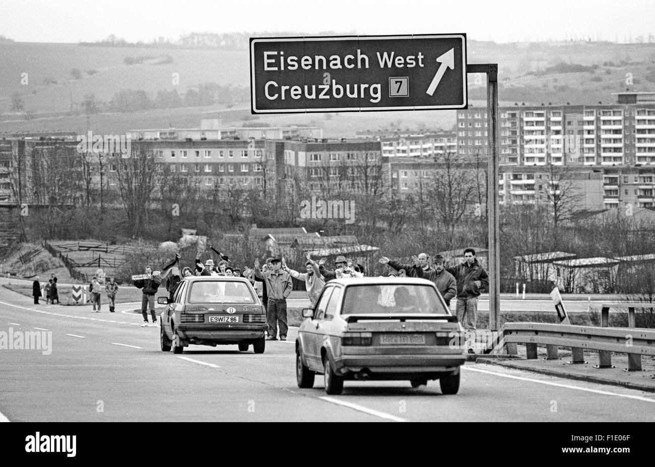 Erstes Weihnachten hinter der ehemaligen deutsch-deutschen Grenze fiel, 1989.  Westdeutschen besuchen DDR, Grüße an der Grenze Stockfoto