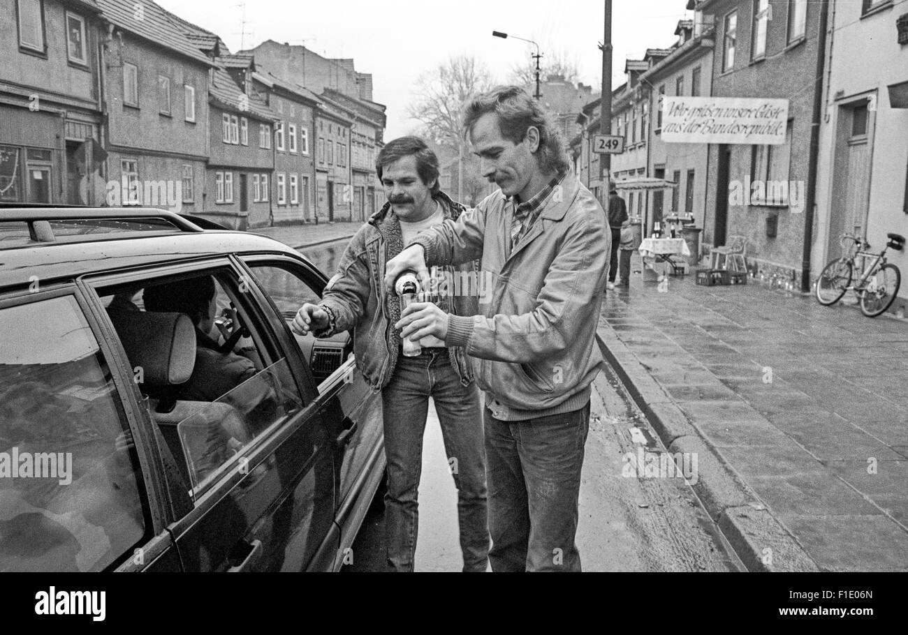 Erstes Weihnachten hinter der ehemaligen deutsch-deutschen Grenze fiel, 1989.  Westdeutschen besuchen DDR, Grüße an der Grenze Stockfoto