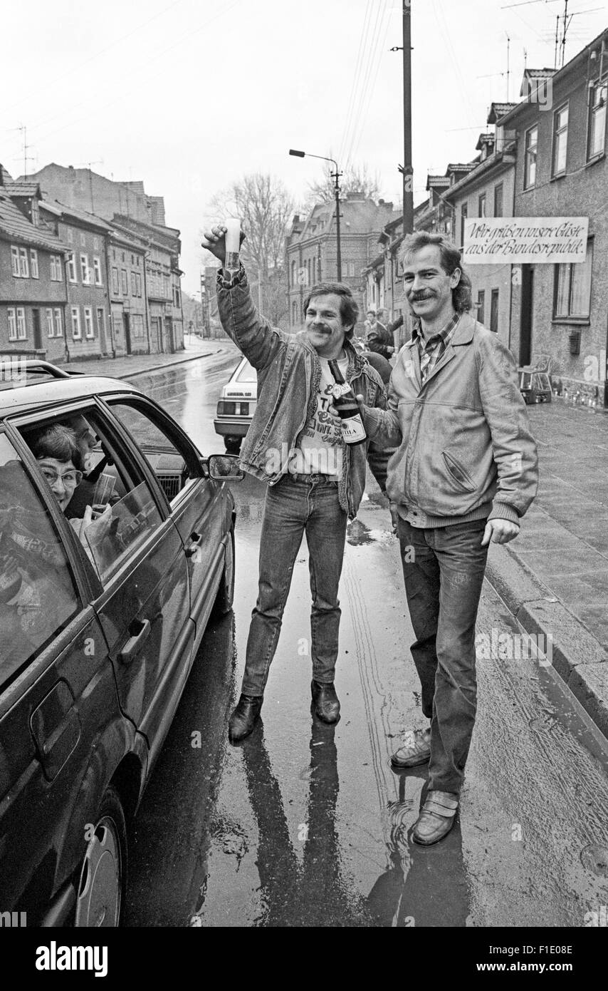 Erstes Weihnachten hinter der ehemaligen deutsch-deutschen Grenze fiel, 1989.  Westdeutschen besuchen DDR, Grüße an der Grenze Stockfoto