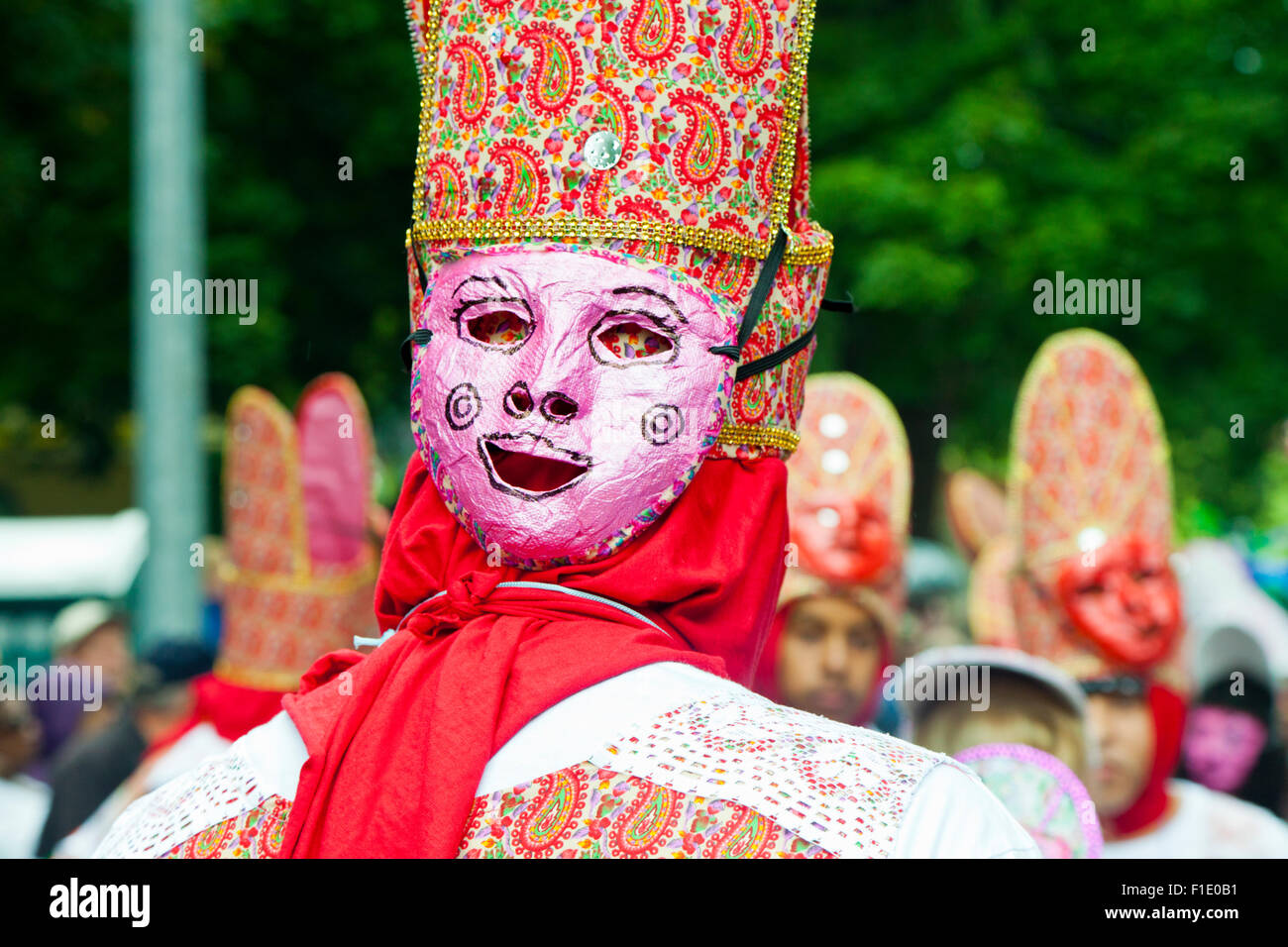 Leeds, West Yorkshire, Großbritannien. 31. August 2015. Warten im Regen für den Karnevalsumzug beginnen im Potternewton Park, Leeds, West Yorkshire UK Credit: Graham Hardy/Alamy Live News Stockfoto