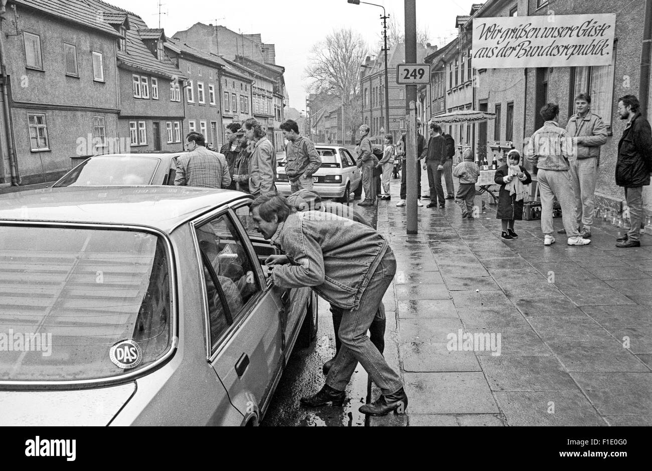 Erstes Weihnachten hinter der ehemaligen deutsch-deutschen Grenze fiel, 1989.  Westdeutschen besuchen DDR, Grüße an der Grenze Stockfoto