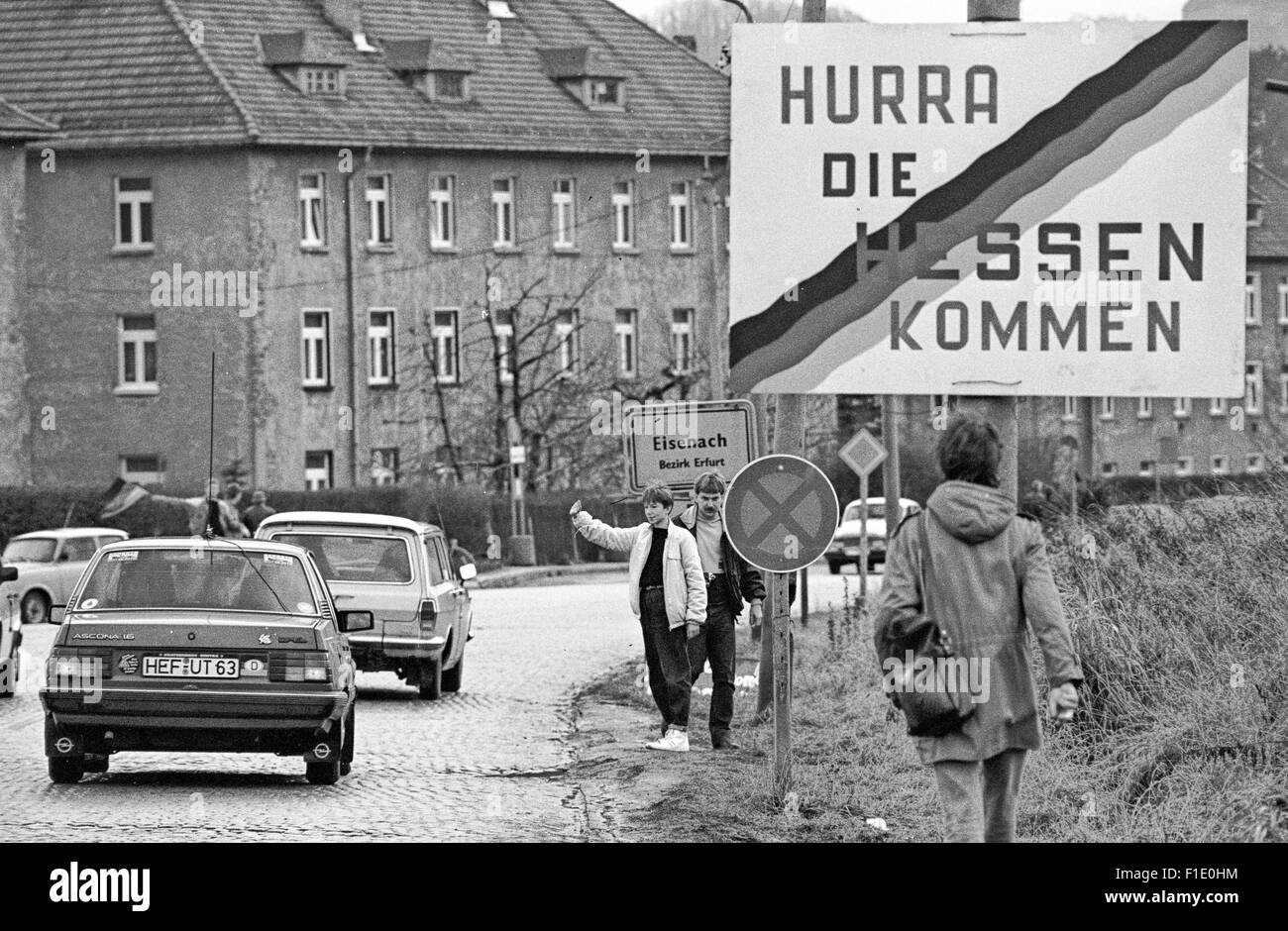 Erstes Weihnachten hinter der ehemaligen deutsch-deutschen Grenze fiel, 1989.  Westdeutschen besuchen DDR, Grüße an der Grenze Stockfoto