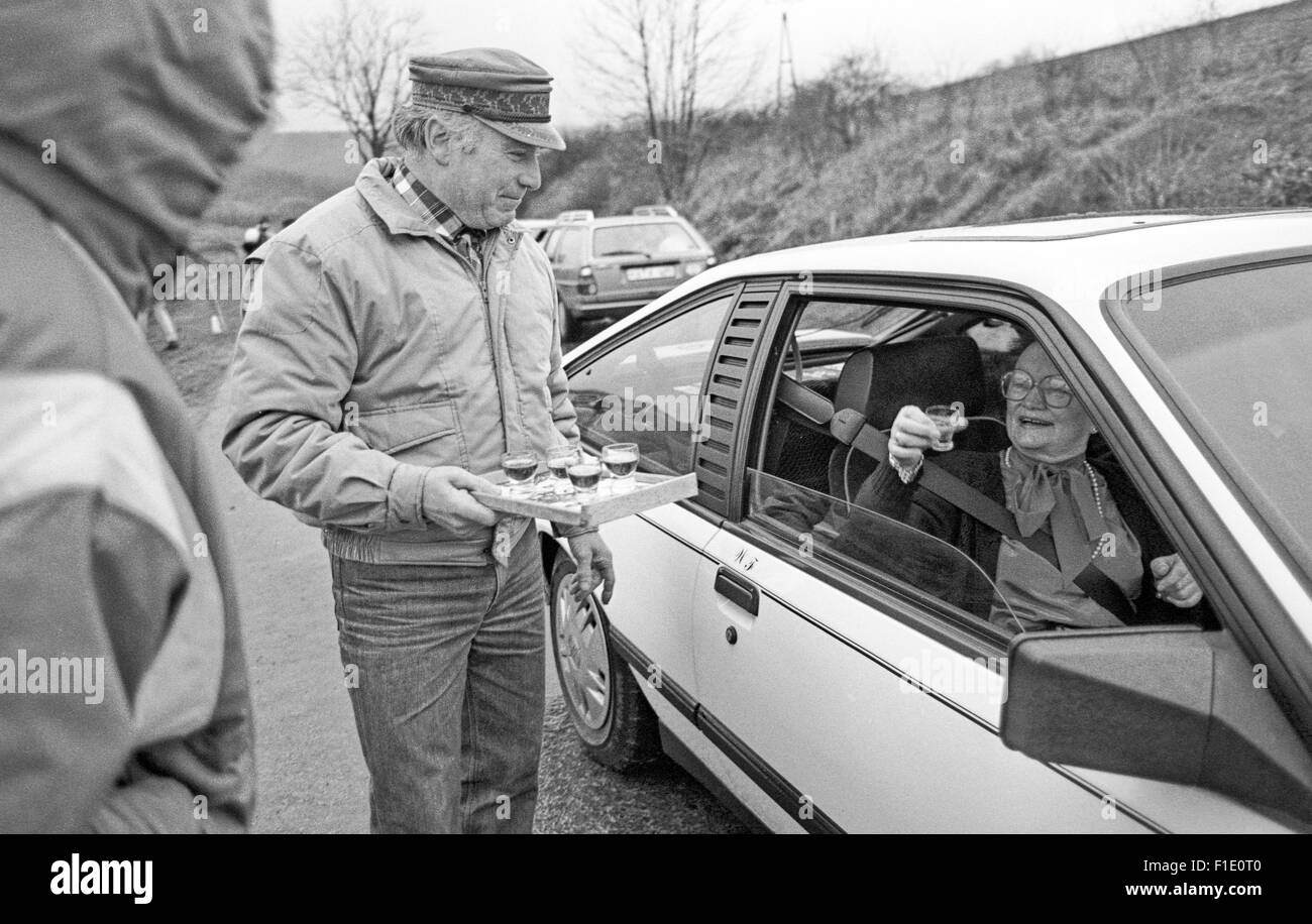 Erstes Weihnachten hinter der ehemaligen deutsch-deutschen Grenze fiel, 1989.  Westdeutschen besuchen DDR, Grüße an der Grenze Stockfoto
