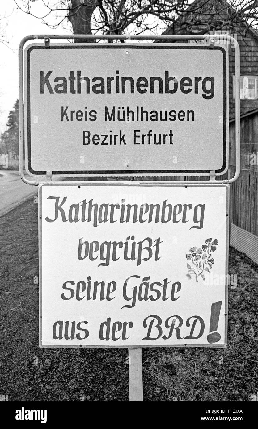 Schild begrüßt Besucher aus dem Westen in der DDR, nachdem die Mauer fiel, Stockfoto
