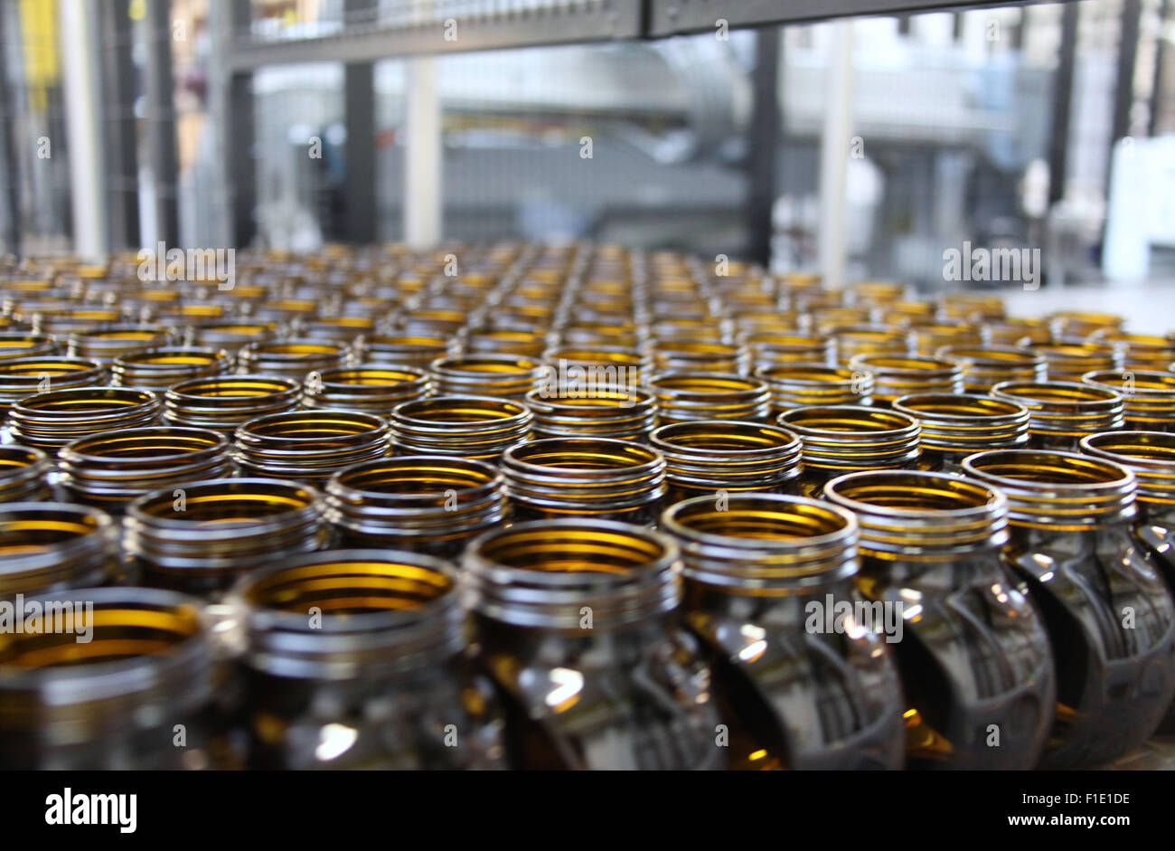 Marmite Gläser auf der Fertigungslinie in der Unilever-Fabrik in Burton-Upon-Trent in Staffordshire Stockfoto