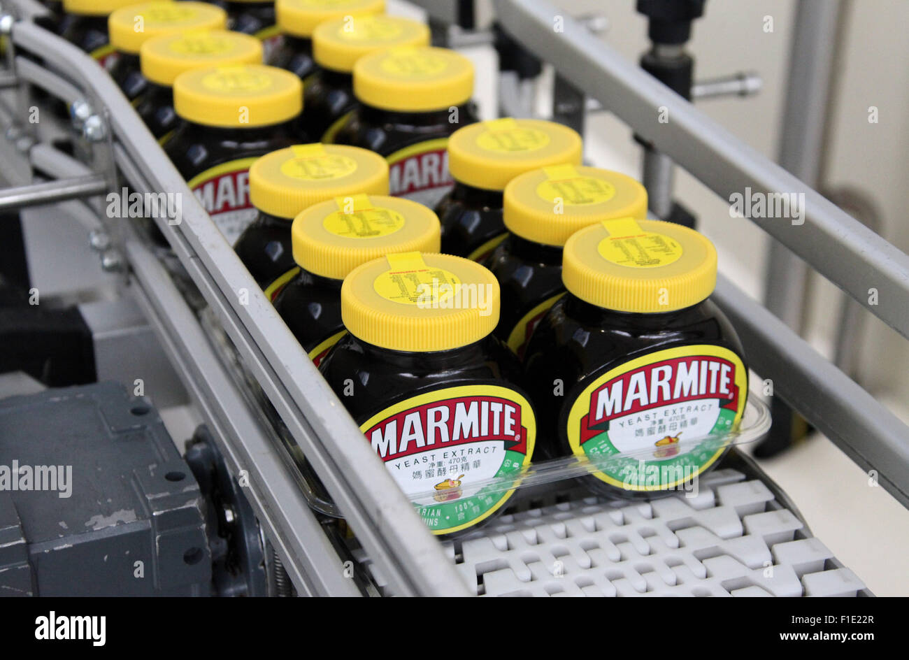 Marmite Gläser auf der Fertigungslinie in der Unilever-Fabrik in Burton-Upon-Trent in Staffordshire Stockfoto