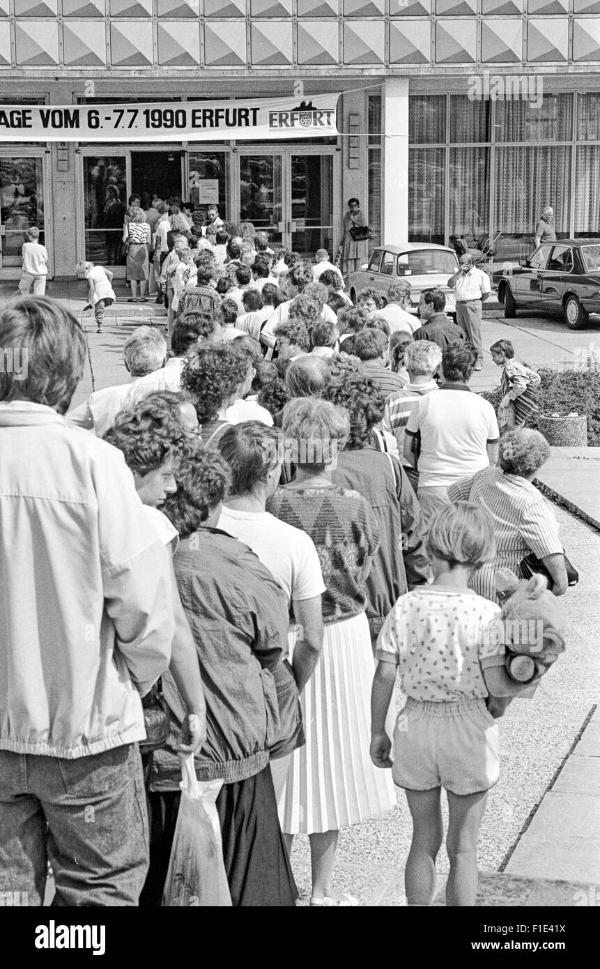Einführung von West-D-Mark in der DDR kurz vor der Wiedervereinigung von Ost- und Westdeutschland, Bargeld Austausch, Stockfoto