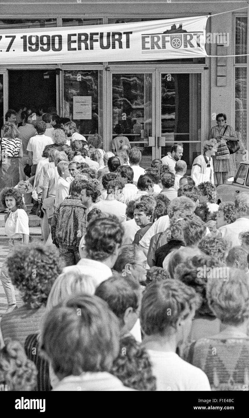 Einführung von West-D-Mark in der DDR kurz vor der Wiedervereinigung von Ost- und Westdeutschland, Bargeld Austausch, Stockfoto
