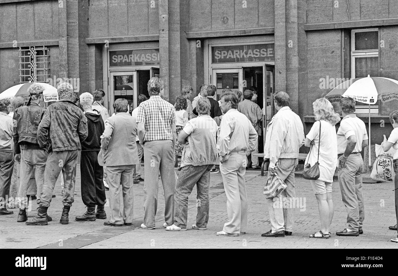 Einführung von West-D-Mark in der DDR kurz vor der Wiedervereinigung von Ost- und Westdeutschland, Bargeld Austausch, Stockfoto